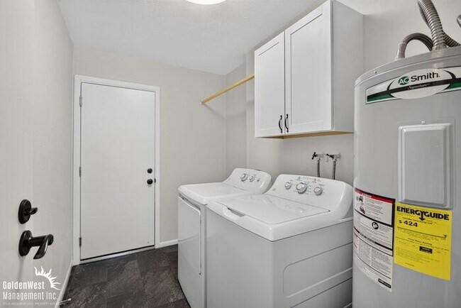 Building Photo - Spacious 2Bdm 2Ba Sun City Home with Vaulted Ceilings, Private Covered Patio & Garage! 55+ Community
