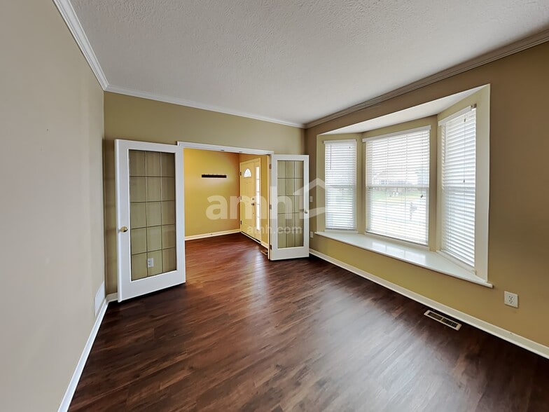 Building Photo - 203 Fox Glen Dr W