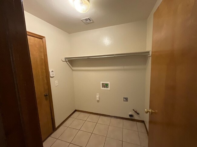 Building Photo - 4 bed, 2 bath, brick, gas stove, dishwashe...