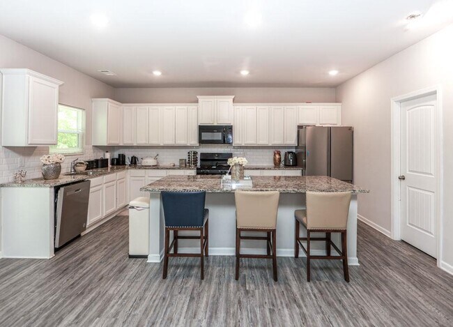 Building Photo - 317 Pinewood Dr