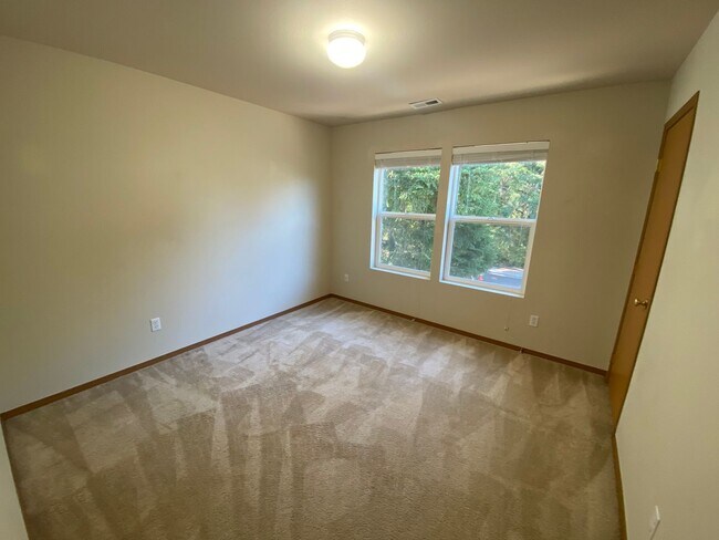 Building Photo - DuPont 3 bedroom home