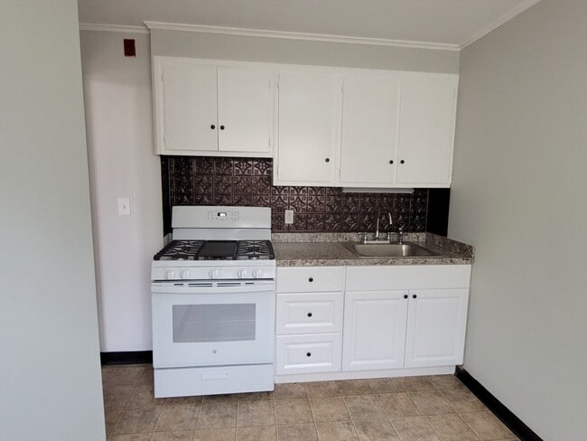 Building Photo - 172 Nesmith St