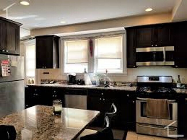 Building Photo - Parking Included, In-Unit Washer and Dryer...