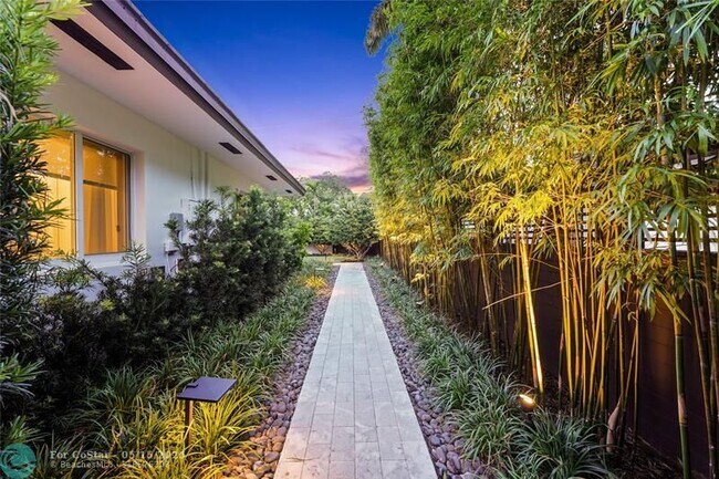 Building Photo - 325 Seven Isles Dr
