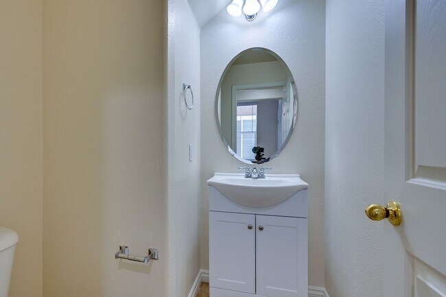 Building Photo - NW 3 bedroom!! Community Pool!! Playground...