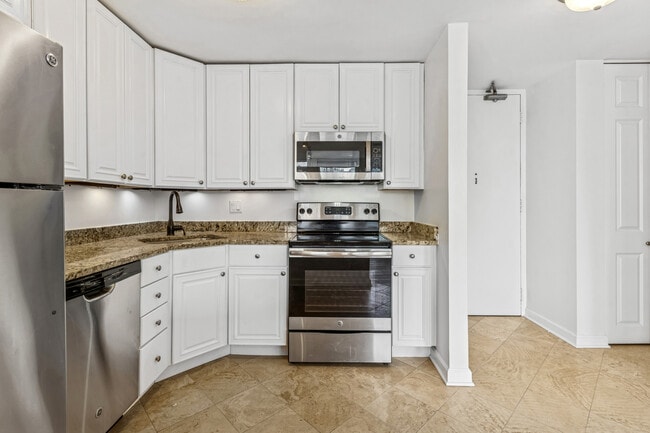 Building Photo - 111 E Chestnut St