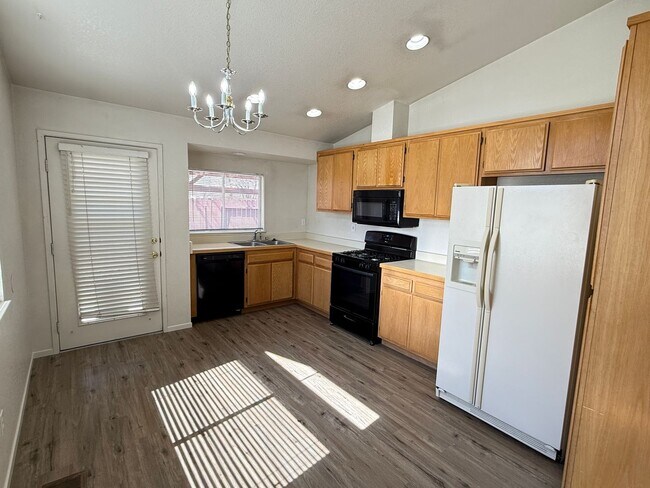 Building Photo - 3 bedroom, 2 bath home