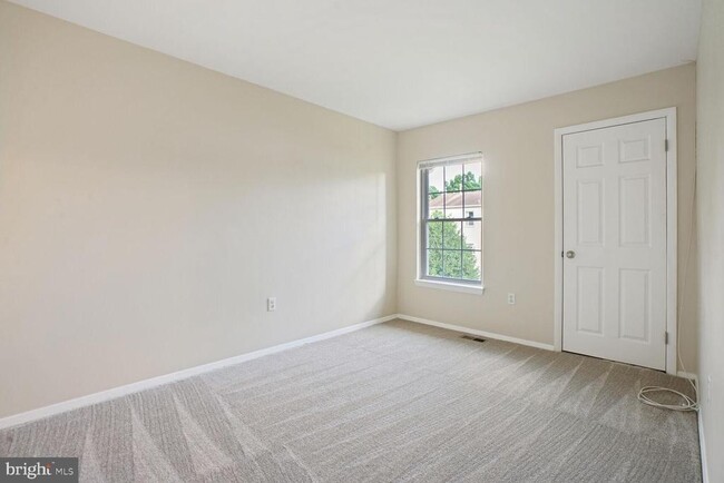 Building Photo - 9497 Linden Leaf Ct