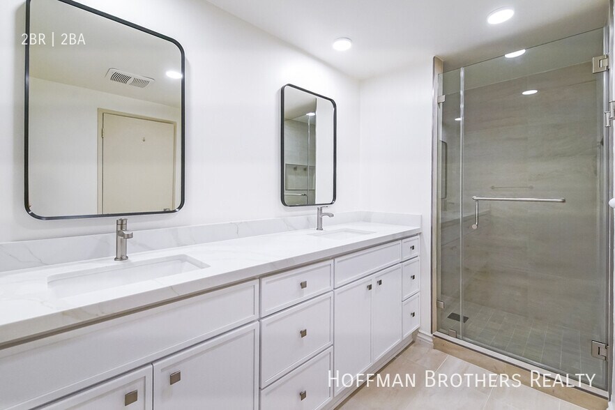 Building Photo - 4807 Woodley Ave