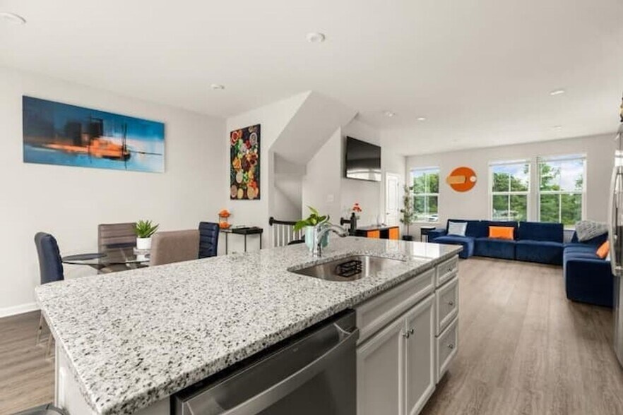 Building Photo - 207 Falcon Ave
