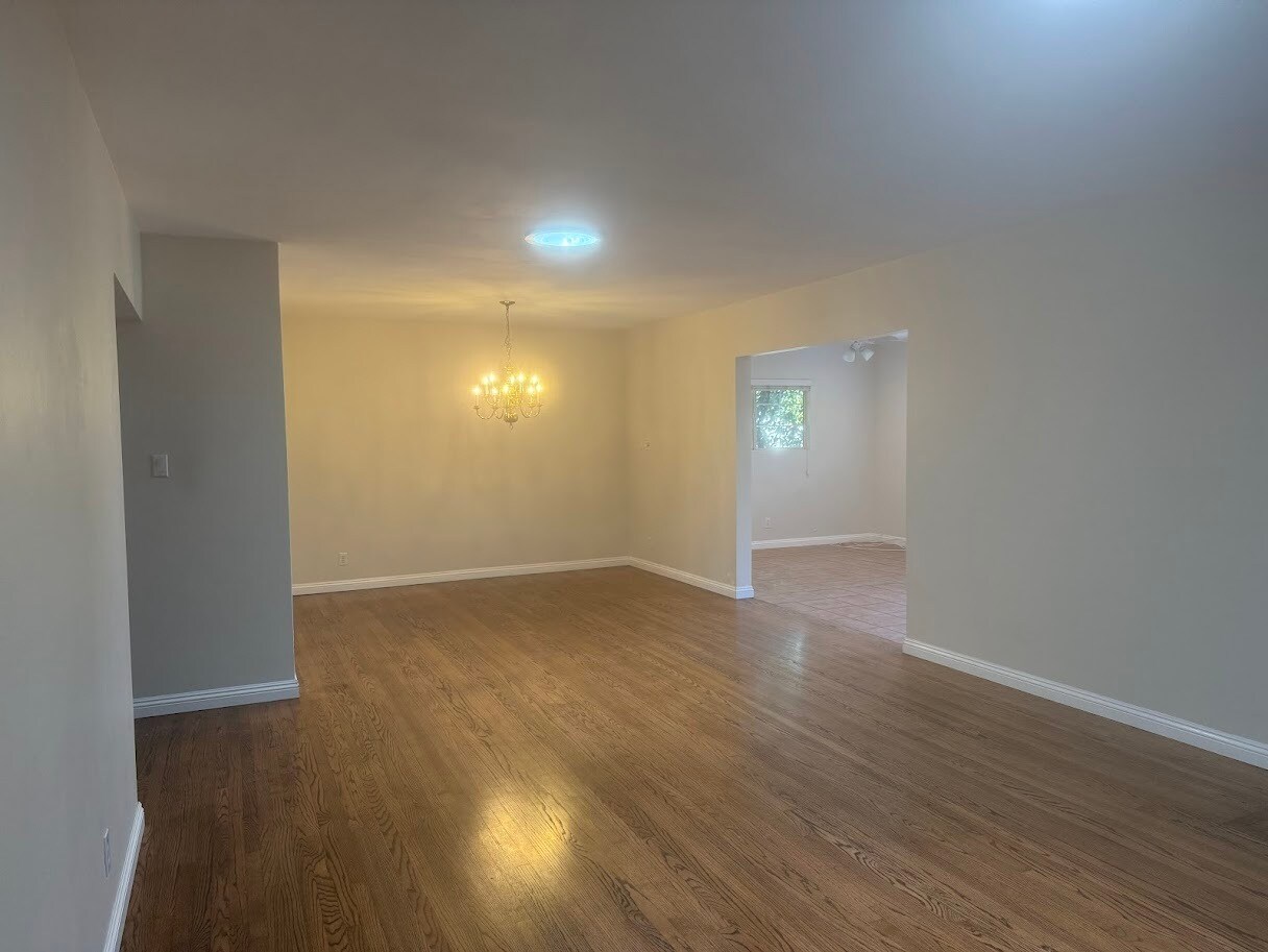 Building Photo - 8552 Woodley Ave