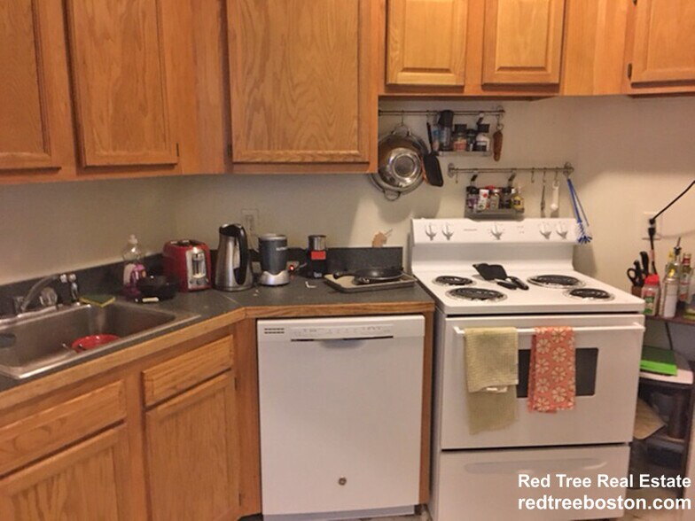 Building Photo - 1589 Beacon St