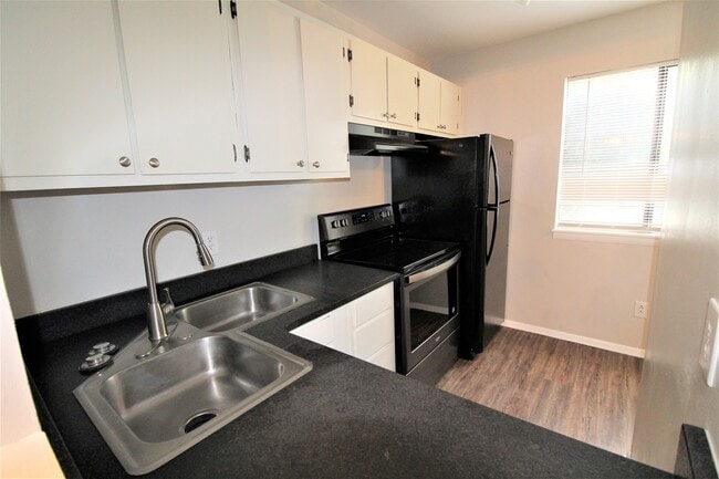 Building Photo - 2 Bedroom Townhome in Cotswold!