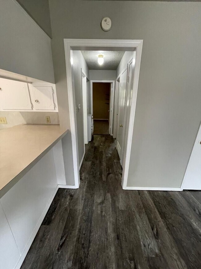 Building Photo - 2 Bedroom Duplex Close to Campus