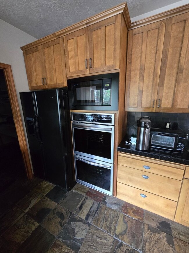 Building Photo - Stunning Views, Executive Home in Equestrian Meadows Redmond