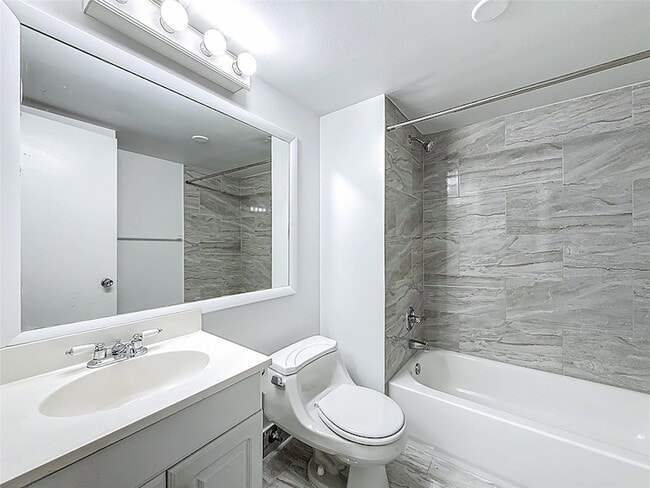 Building Photo - 8735 Ramblewood Dr