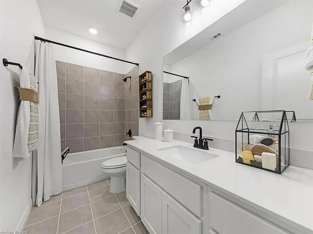 Building Photo - 6200 King's Path