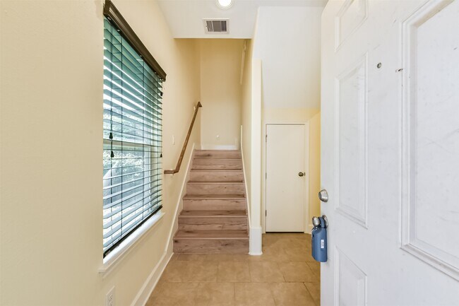 Building Photo - 242 Lenox St