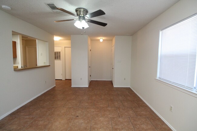 Building Photo - 2/1 Gulf Breeze Duplex! Pet friendly with ...