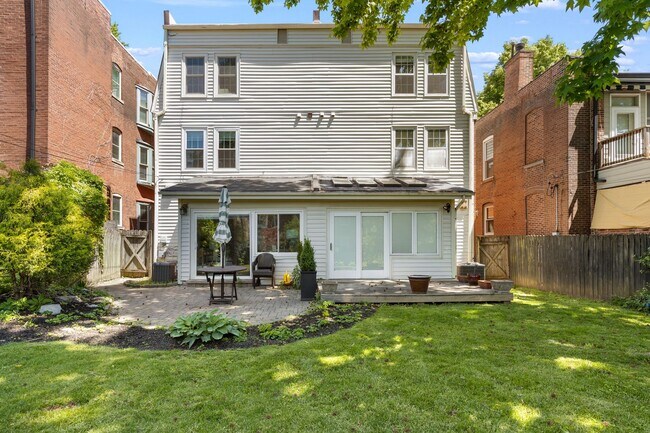 Building Photo - Spacious 1,440 SF Central West End Home with Garage Parking, Pool Access & Close to BJC/WashU