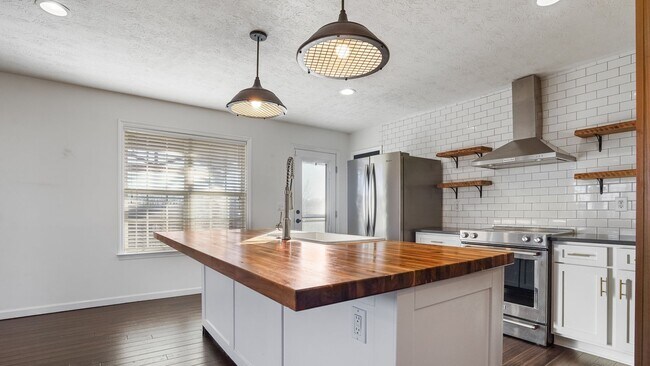 Building Photo - 649 Charles Ln