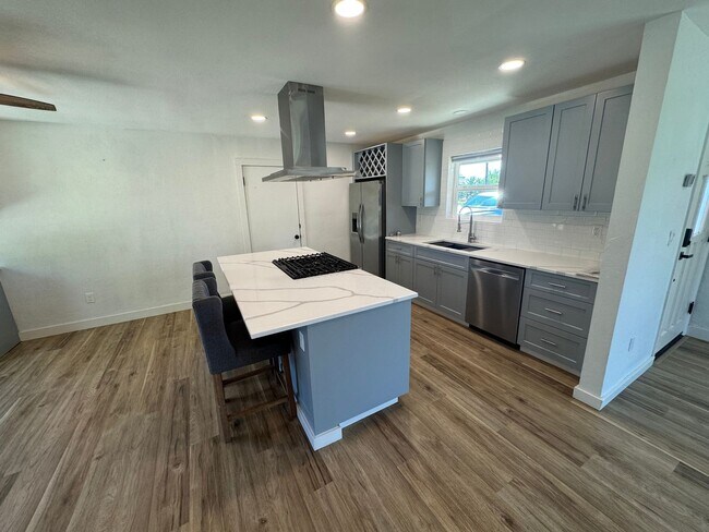 Building Photo - 6620 NE Pettibone Dr