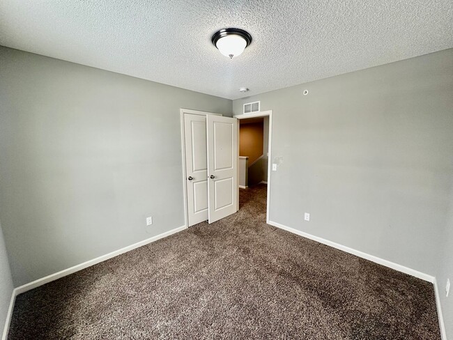 Building Photo - Gorgeous Newer-Built Townhome in Maple Grove!