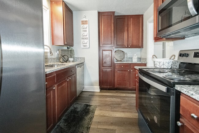 Building Photo - Charming 4-bedroom Cape Cod residence.