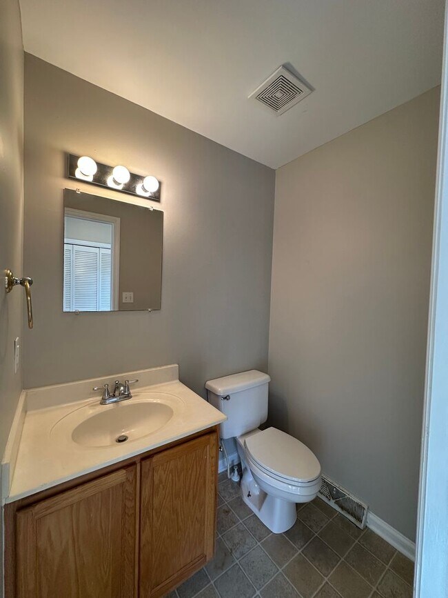 Building Photo - New Carpet and Fresh Paint!