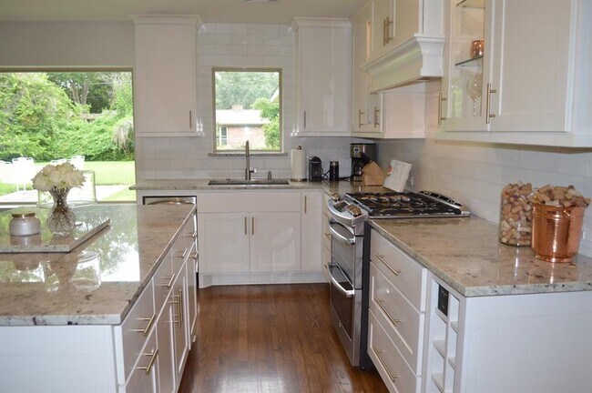 Building Photo - 1744 Pine Village Dr