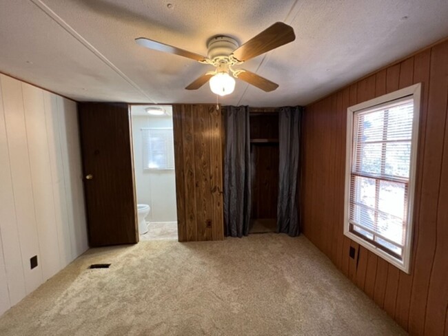 Building Photo - 2 bedrooms, 1.5 baths located on a Private...