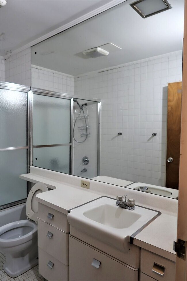 Building Photo - Lake Terrace #4. 3BD/1BA  Very spacious condo on Lake Avenue!  $2700 per month includes assigned ...