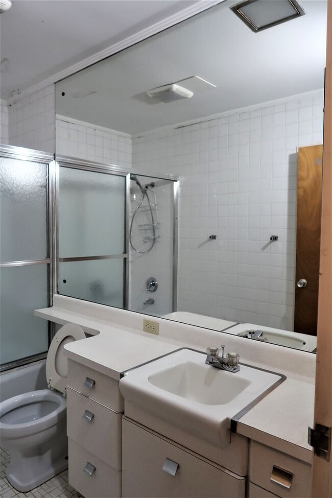 Building Photo - Very spacious condo on Lake Avenue! Lake Terrace #4 3bed/1bath $1650 per month includes assigned ...