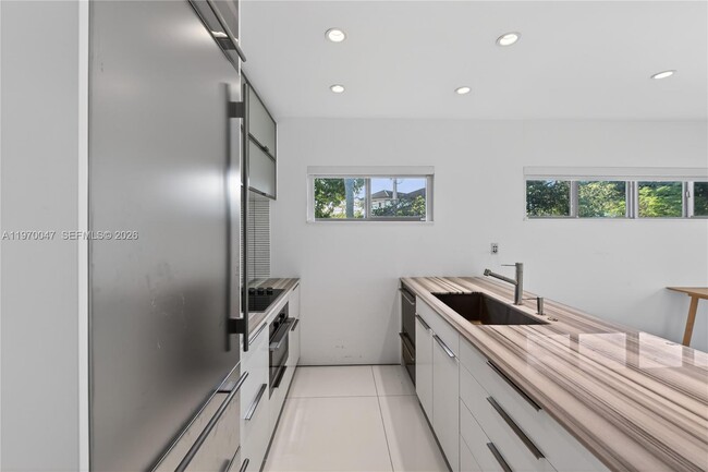 Building Photo - 1000 N Shore Dr