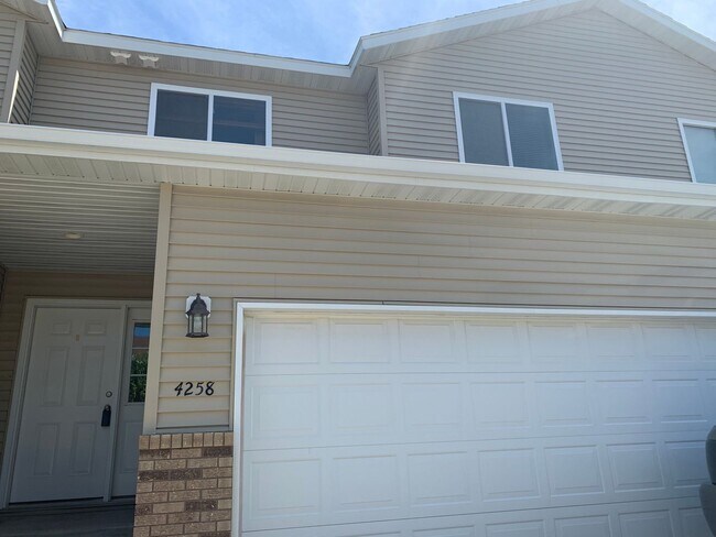 Building Photo - Spacious 4 Bedroom Townhome in Great Neigh...