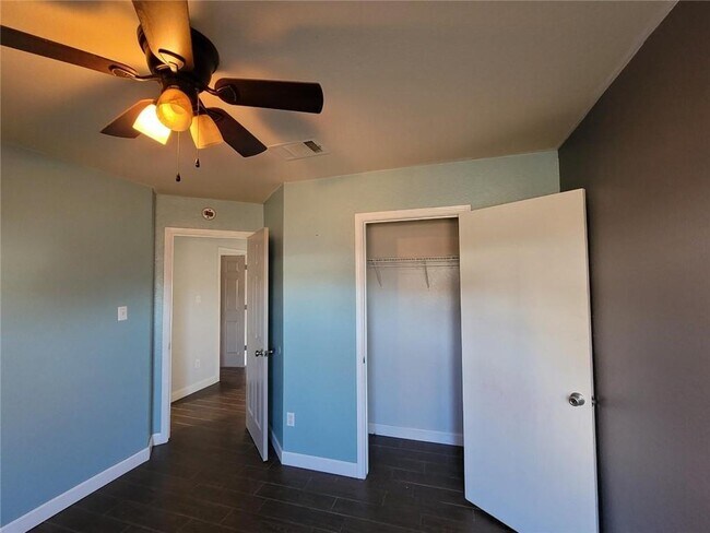 Building Photo - 204 Phillips St