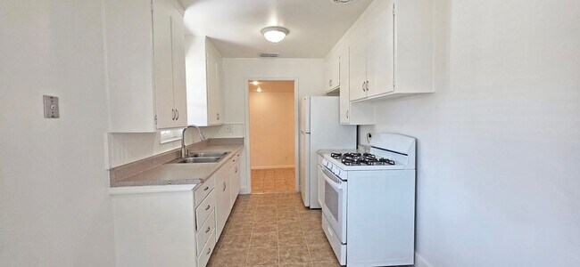 Building Photo - 1021 Buckeye Dr