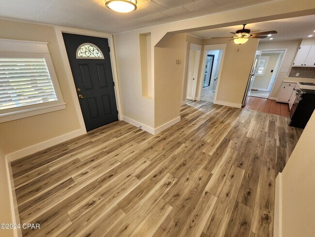 Building Photo - Tiny home vibe on a large private lot!!