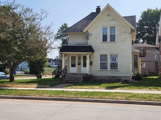 Building Photo - LARGE 2 Bed Lower Downtown Appleton