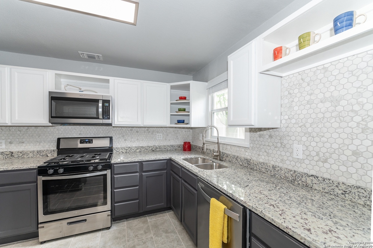 Kitchen - 331 Byrnes Dr