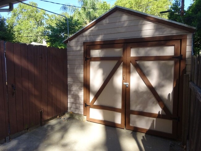 Building Photo - 2 bedroom, 1 bath in Land Park