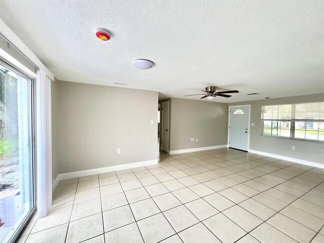 Building Photo - 3323 Fairmount Dr