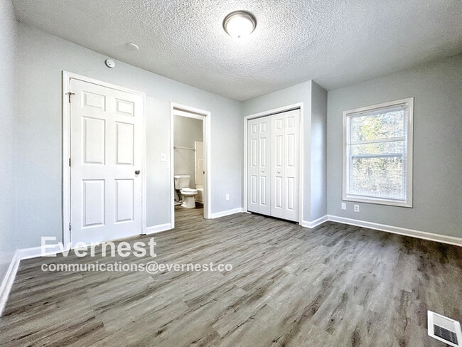Building Photo - Charming 3-Bedroom, 2-Bathroom Home / Pet-...