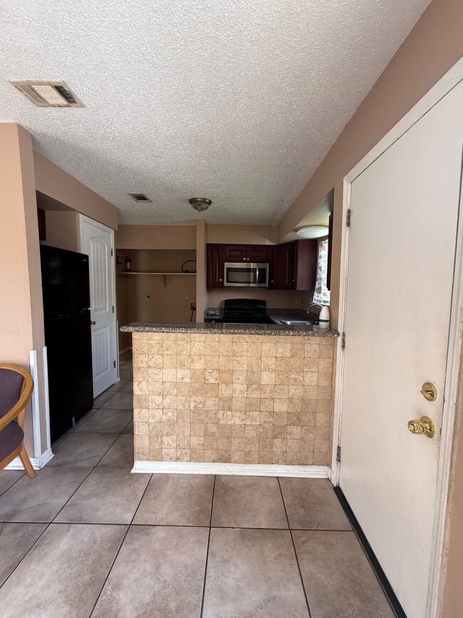 Building Photo - Parkway North Condo