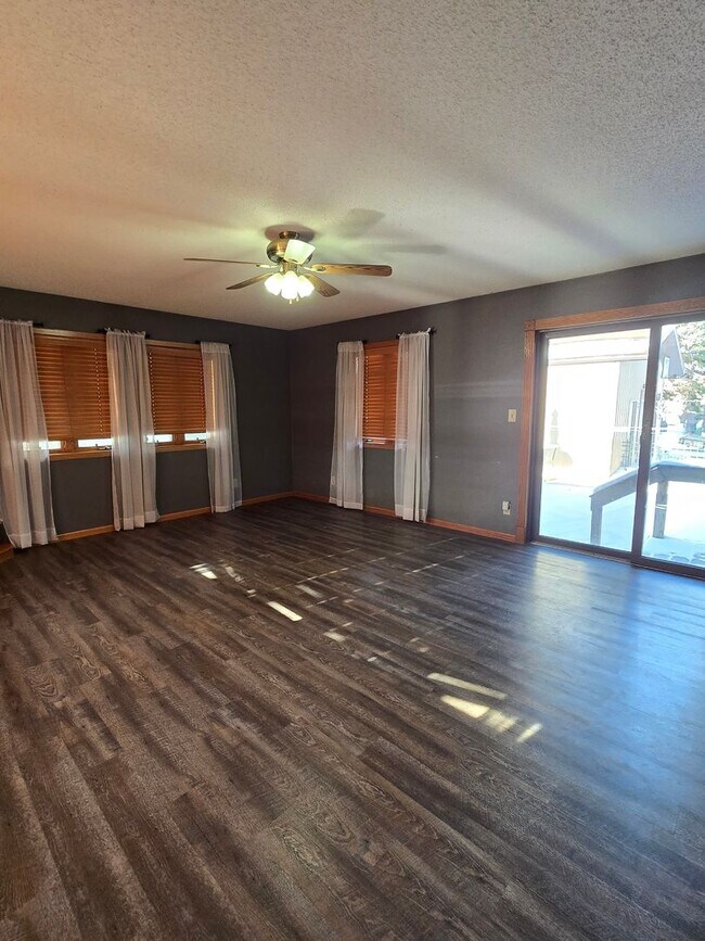 Building Photo - Spacious 3 Bedroom 2 Bath Home