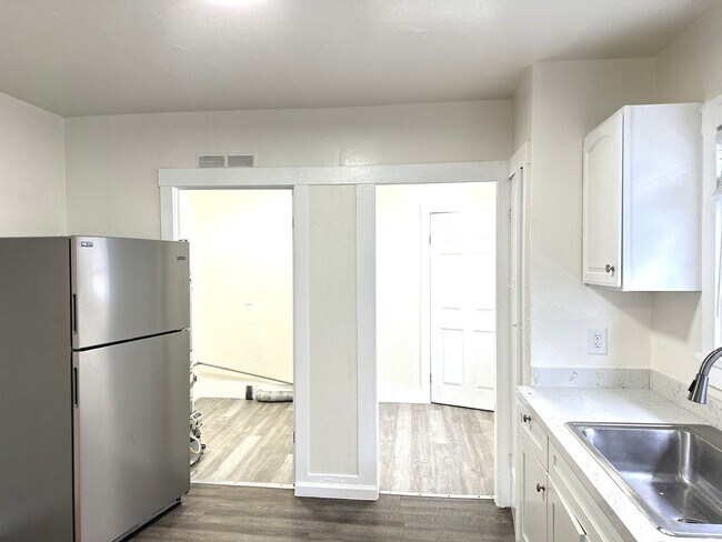 Building Photo - 1321