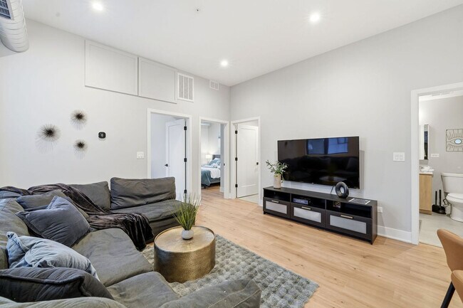 Building Photo - 6044 N Winthrop Ave