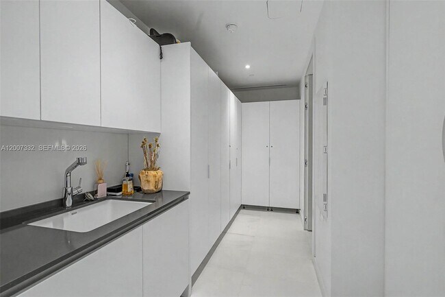 Building Photo - 300 Biscayne Blvd Way