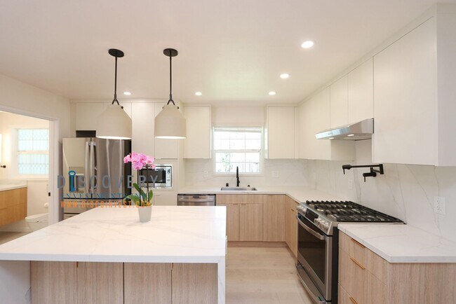 Building Photo - Your Ideal Mid-Century Modern Retreat Comi...