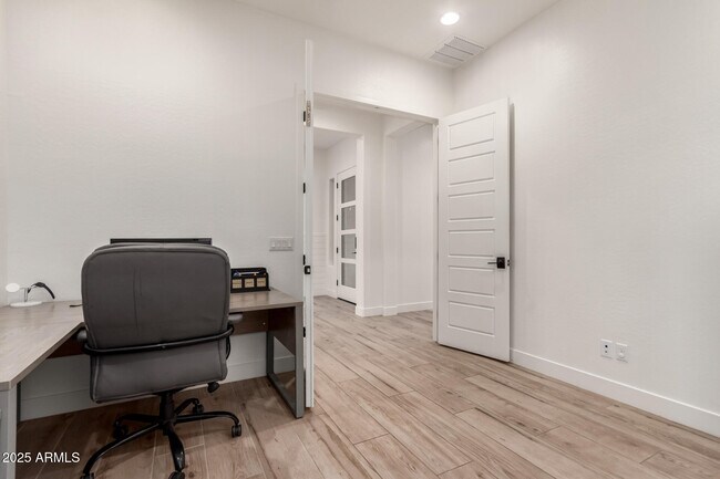 Building Photo - 2316 E Canary Dr